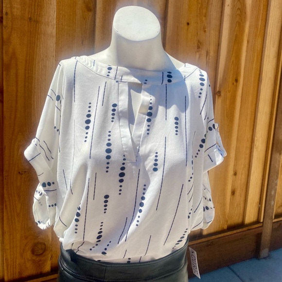 White & Black Short Sleeve Top 🤍 - Picture 7 of 11